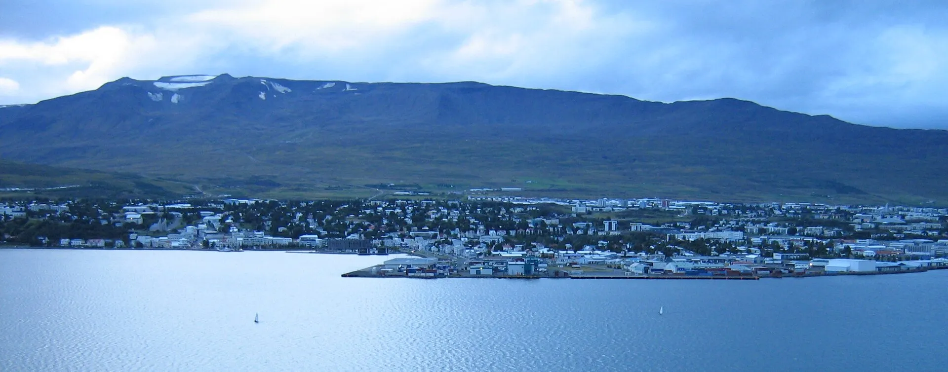 Akureyri widziane z drugiego brzegu fiordu Eyjafjörður, nad miastem góra Hlíðarfjall