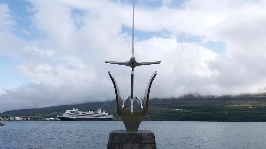 Akureyri latem – rzeźba nad fiordem Eyjafjörður, w tle zielone zbocza i nisko wiszące chmury