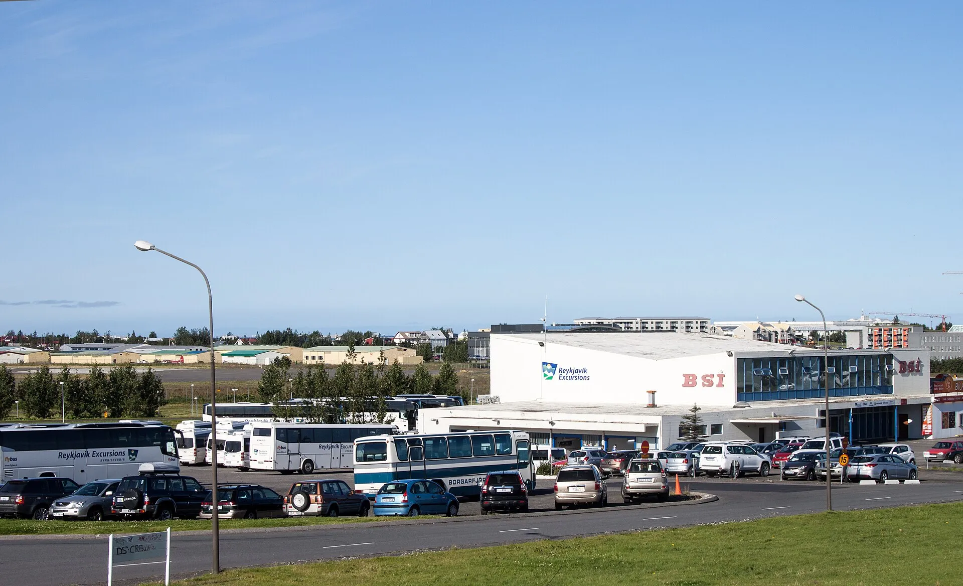 Dworzec autobusowy BSÍ w Reykjavíku z autokarami Flybus i Reykjavík Excursions na parkingu