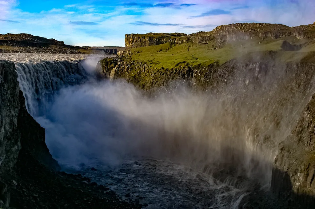 Wodospad Dettifoss z chmurą wodnego pyłu nad kanionem rzeki Jökulsá á Fjöllum