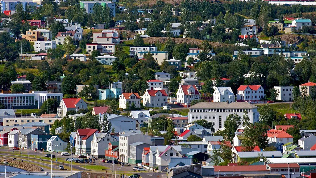 Kolorowe domy na zboczu w Akureyri, przy brzegu fiordu