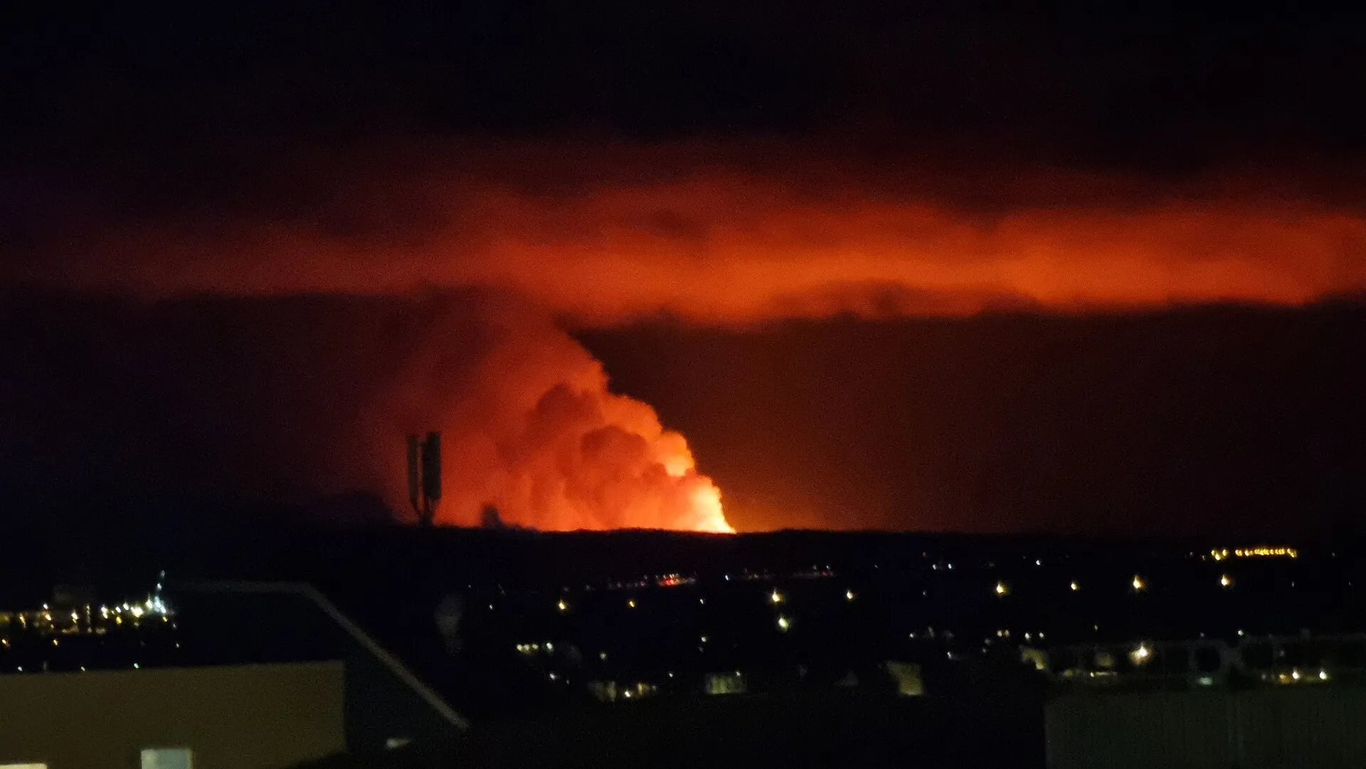 Łuna erupcji na półwyspie Reykjanes w listopadzie 2024 roku widziana nocą z Reykjavíku