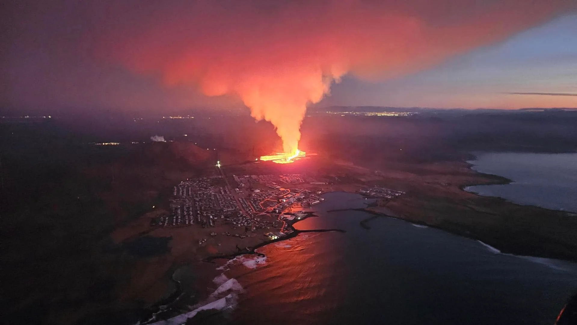 Erupcja wulkanu przy Grindavíku w styczniu 2024 roku widziana z powietrza
