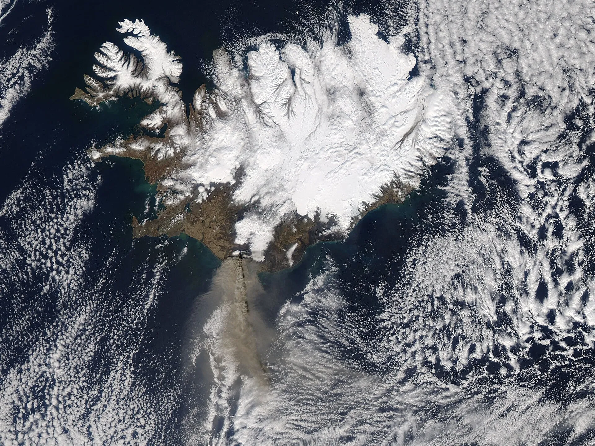 Zdjęcie satelitarne Islandii z kwietnia 2010 roku, smuga popiołu z Eyjafjallajökull nad Atlantykiem