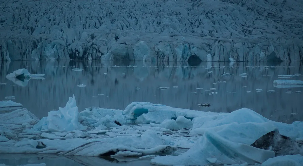 Czoło lodowca Fjallsjökull nad laguną Fjallsárlón, na pierwszym planie kry lodowe