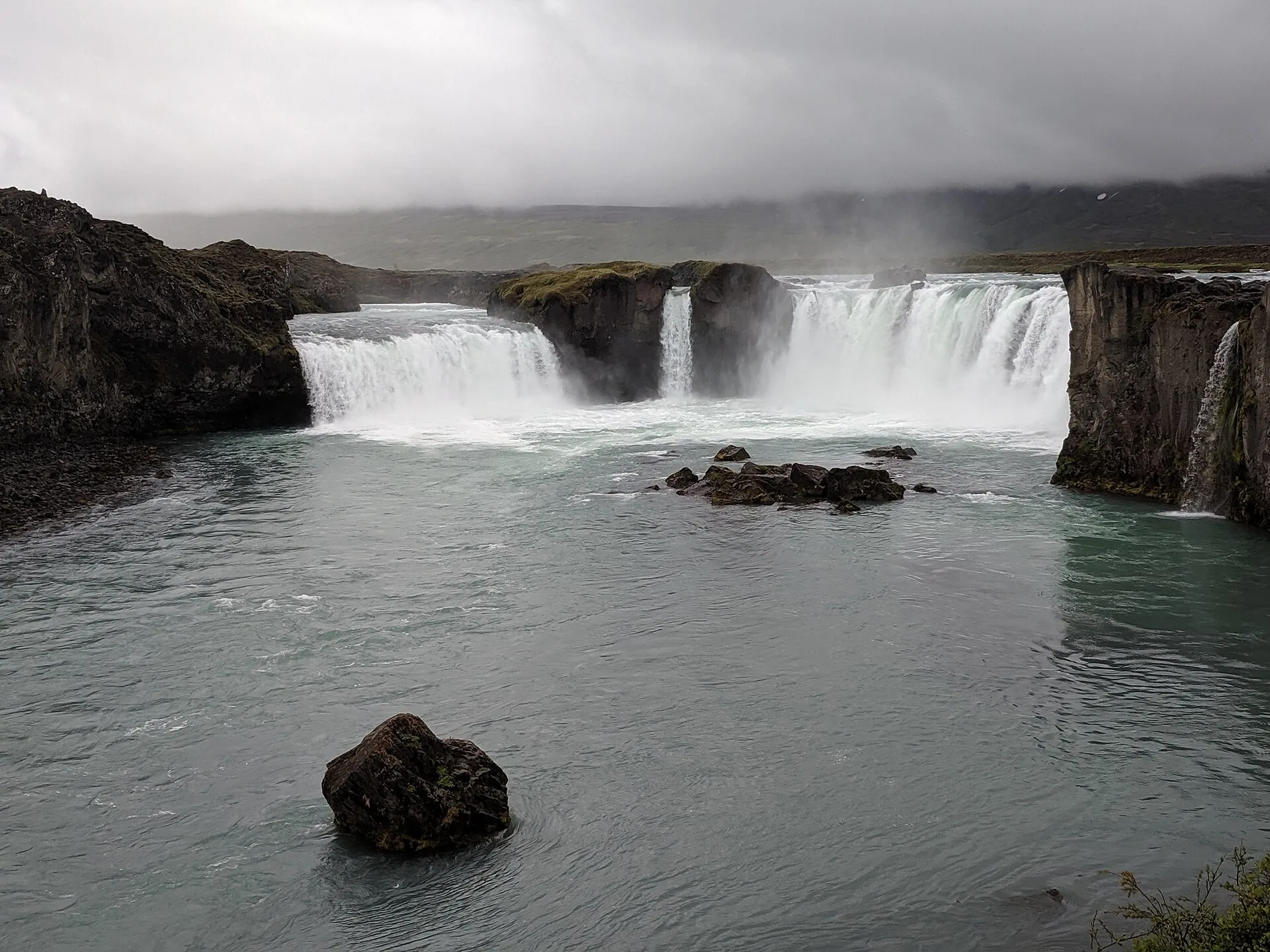 Półkolisty wodospad Goðafoss w pochmurny dzień