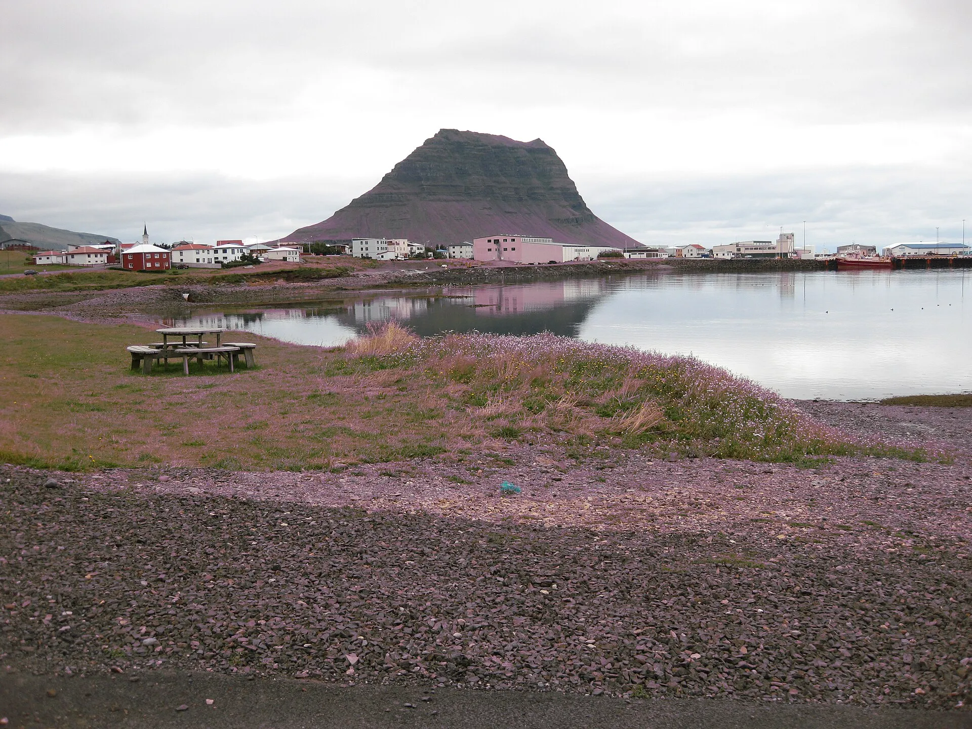 Miasteczko Grundarfjörður nad fiordem, w tle góra Kirkjufell