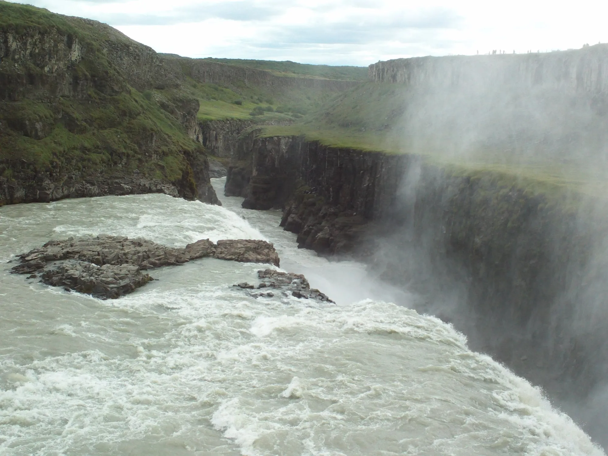 Gullfoss latem – rzeka Hvítá wpadająca do wąskiego kanionu, widok z górnej platformy