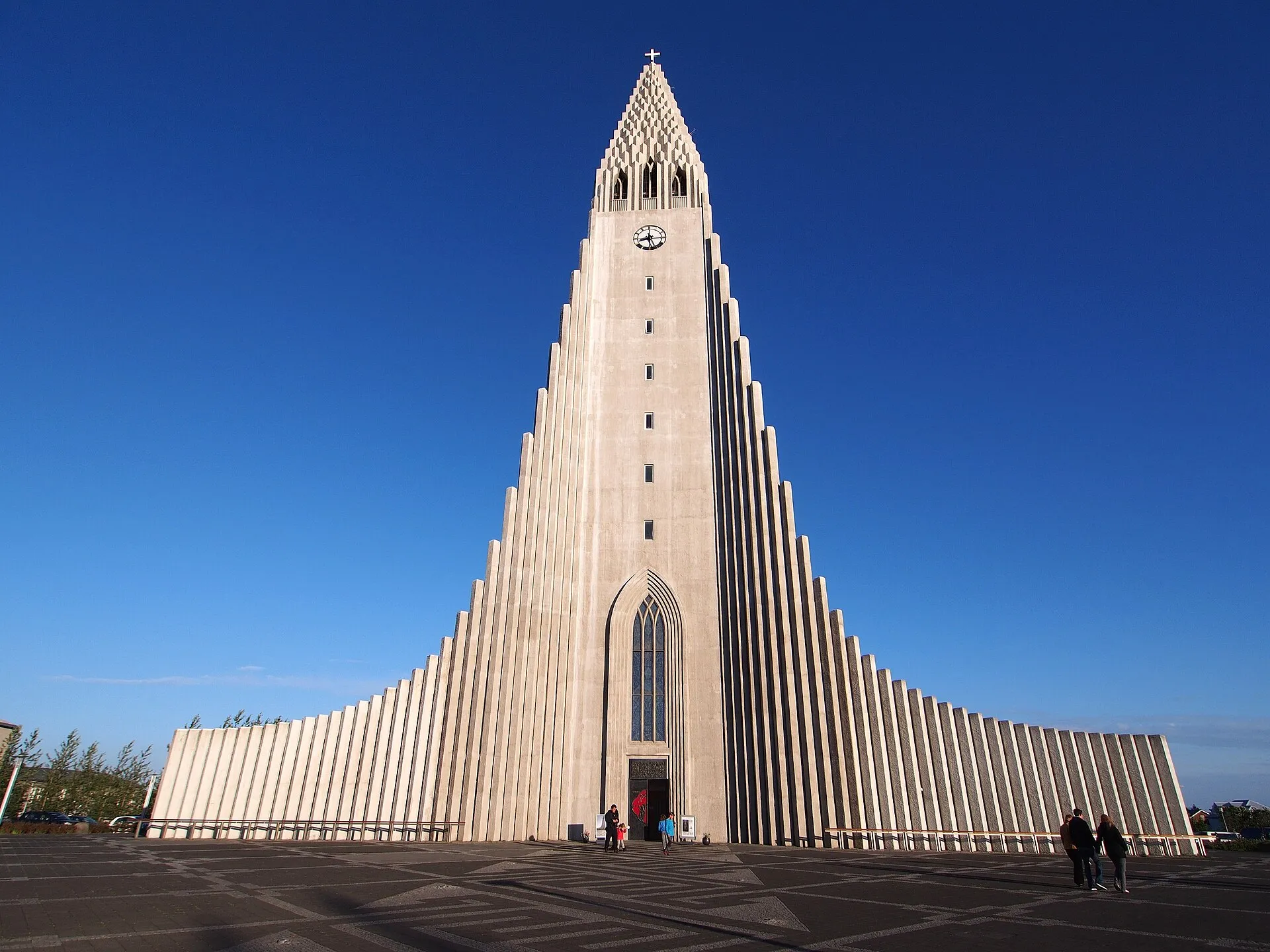 Fasada kościoła Hallgrímskirkja w Reykjavíku z betonowymi filarami przypominającymi kolumny bazaltowe