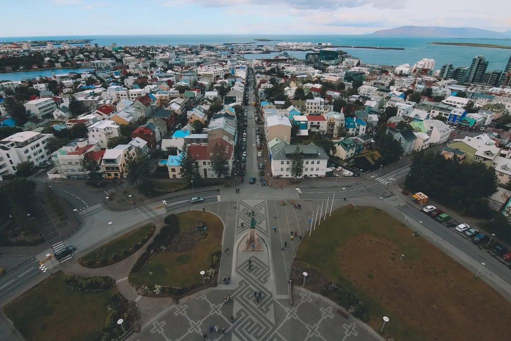 Kolorowe dachy centrum Reykjavíku i zatoka Faxaflói widziane z wieży kościoła Hallgrímskirkja