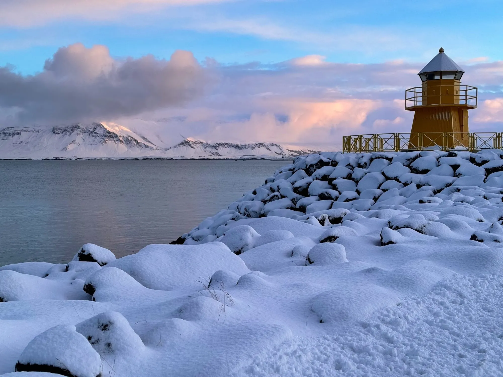 Zimowy poranek nad zatoką Faxaflói w Reykjavíku, w tle ośnieżona góra Esja
