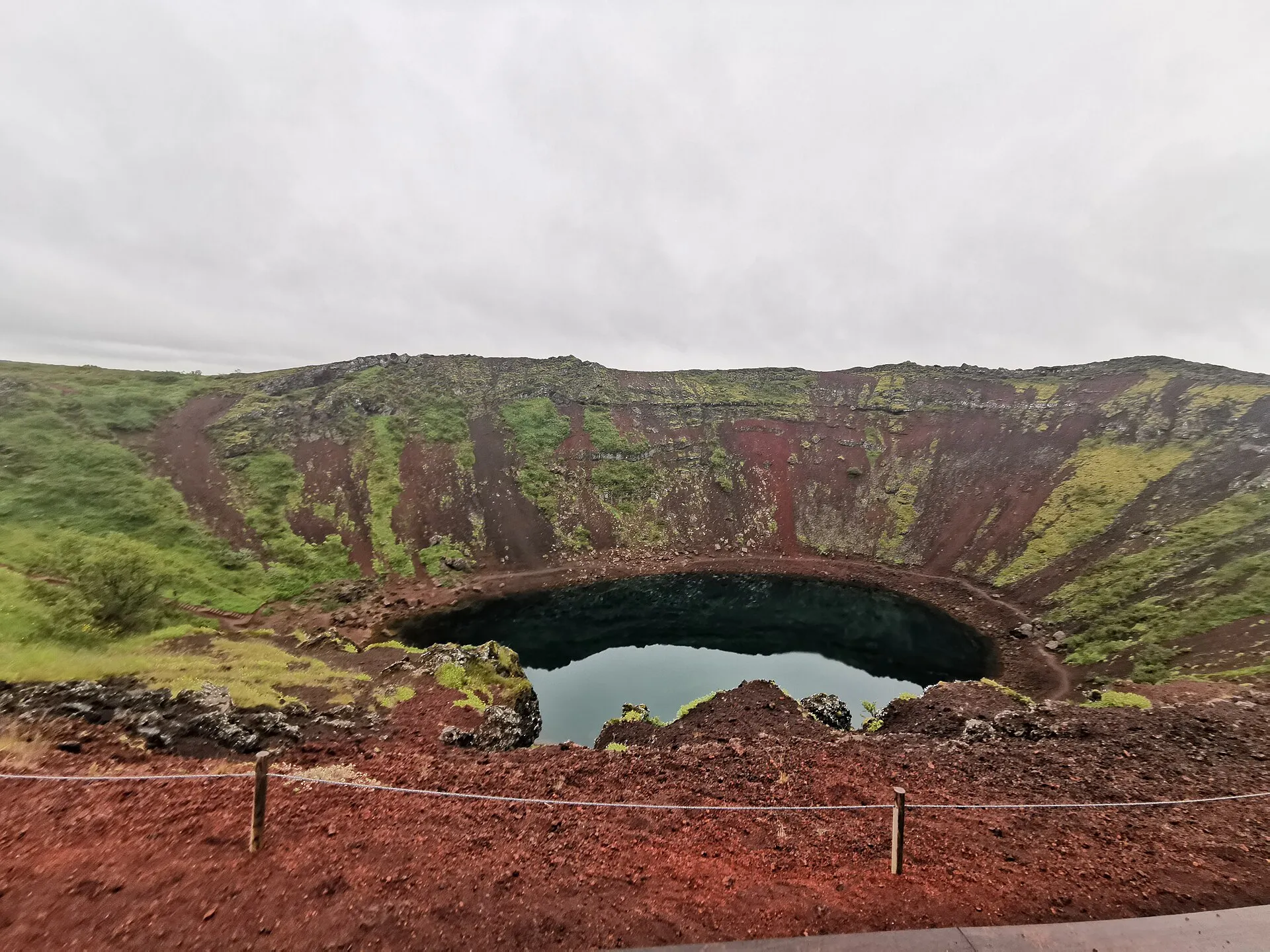 Krater Kerið z jeziorem na dnie i czerwonymi zboczami z tufu wulkanicznego