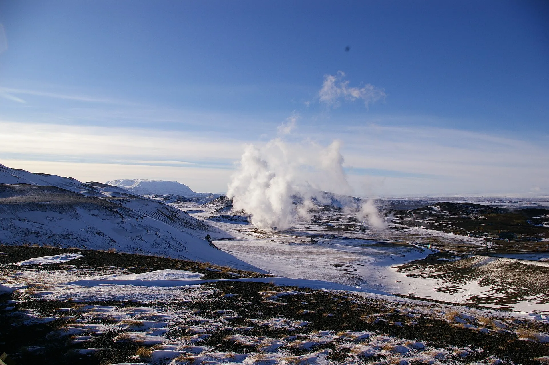 Pary geotermalne nad ośnieżonym krajobrazem w rejonie Mývatn na północy Islandii
