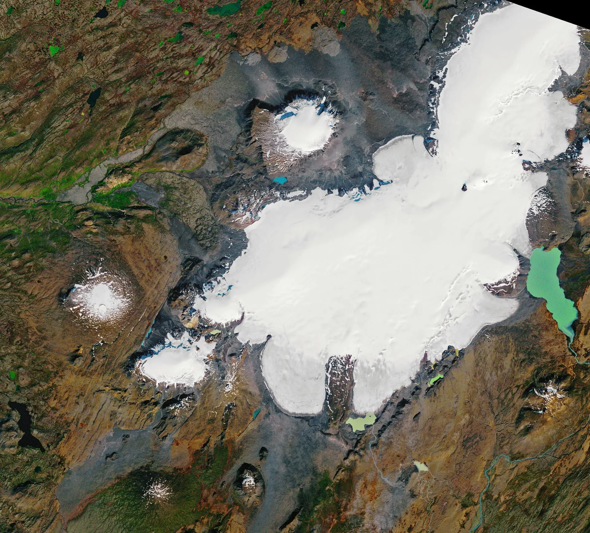 Zdjęcie satelitarne lodowca Langjökull i mniejszych czap lodowych, w tym Okjökull