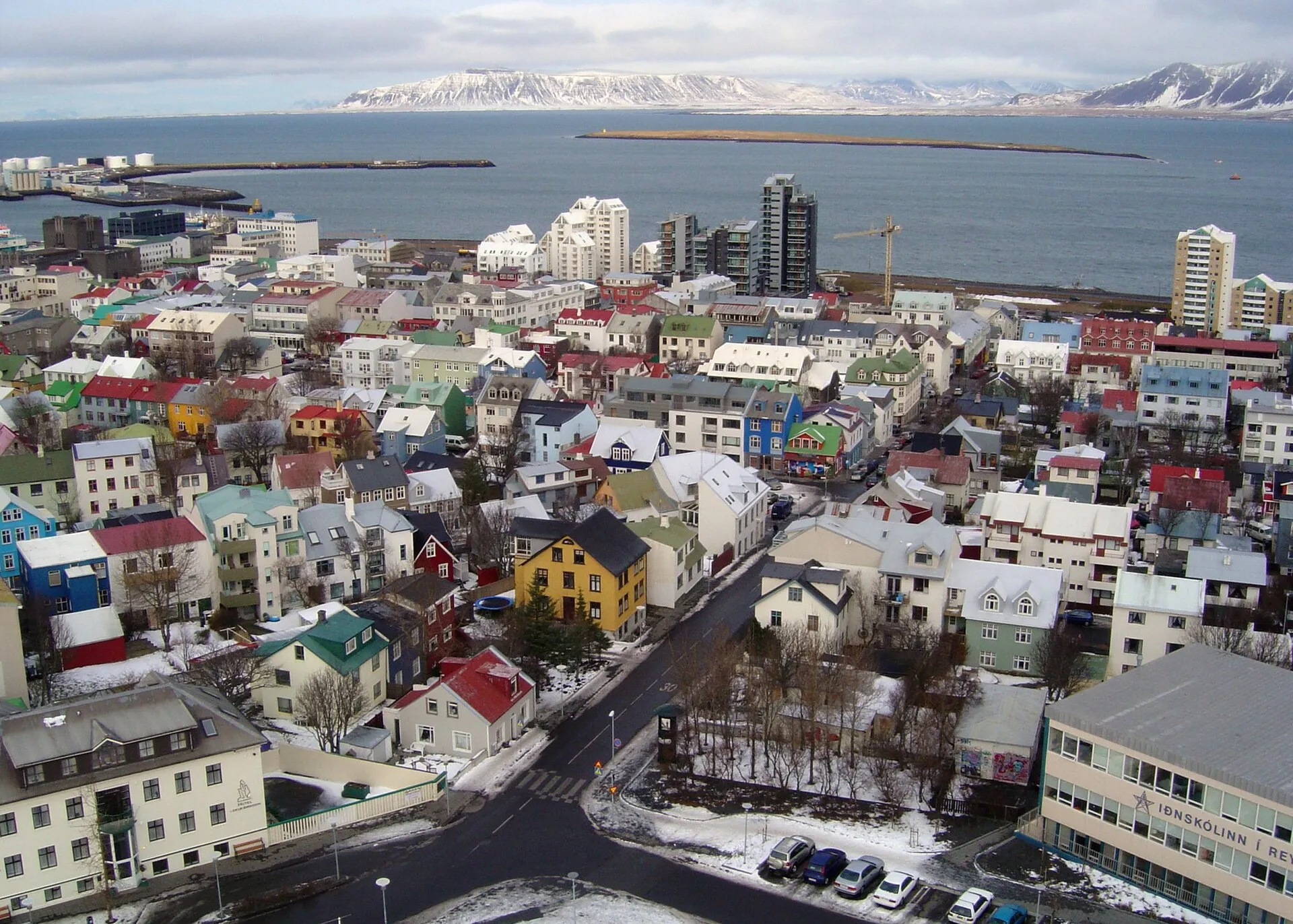 Kolorowe dachy domów w centrum Reykjavíku widziane z wieży kościoła Hallgrímskirkja