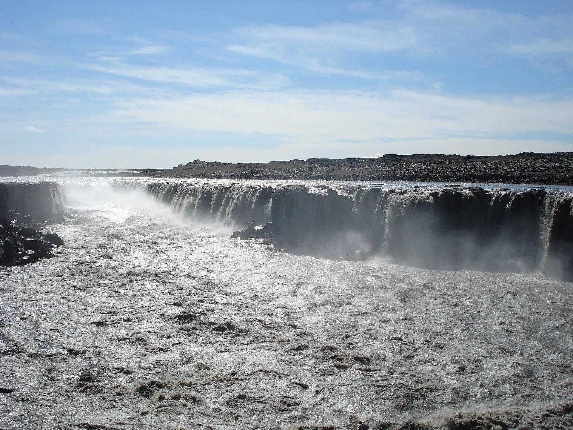Wodospad Selfoss na rzece Jökulsá á Fjöllum – szeroka, niska kaskada spadająca do kanionu