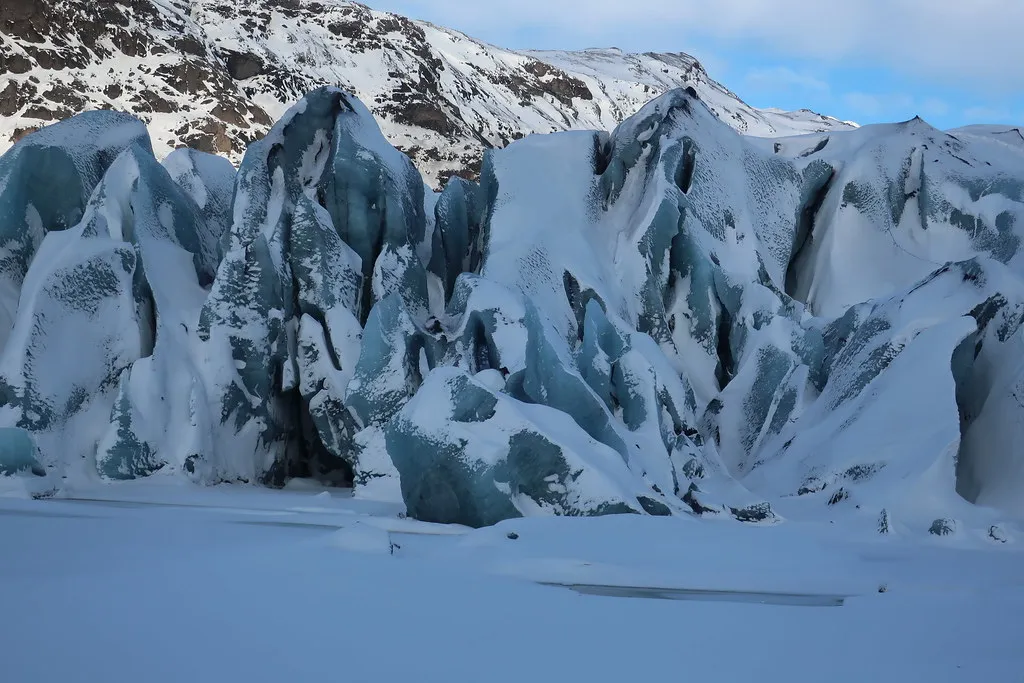Niebieskie formy lodowe na czole lodowca Sólheimajökull zimą