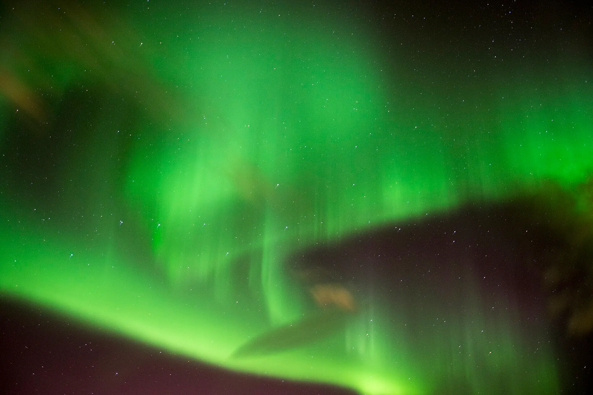 Zielona zorza polarna na nocnym niebie w Hamrar pod Akureyri